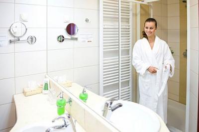 Airport Hotel Budapest 4* szép fürdőszoba - ✔️ Airport Hotel Budapest**** - Akciós Airport Hotel a repülőtérnél ingyenes reptéri transzferrel